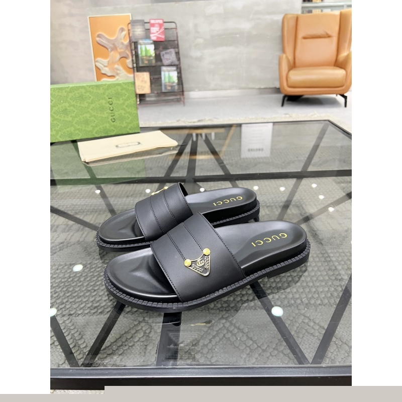 G*u*i slippers